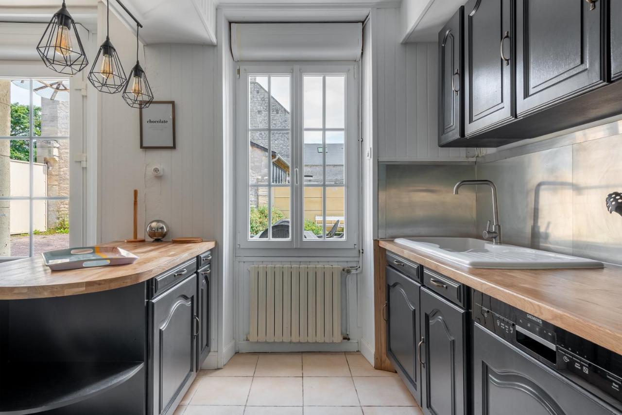 L'Escalier Rouge - Maison Renovee Avec Cour Luc-sur-Mer ภายนอก รูปภาพ